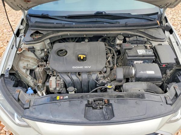2017 HYUNDAI ELANTRA — Engine bay
