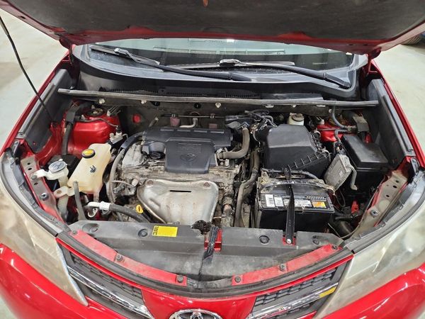 2013 TOYOTA RAV4 Sports — Engine bay