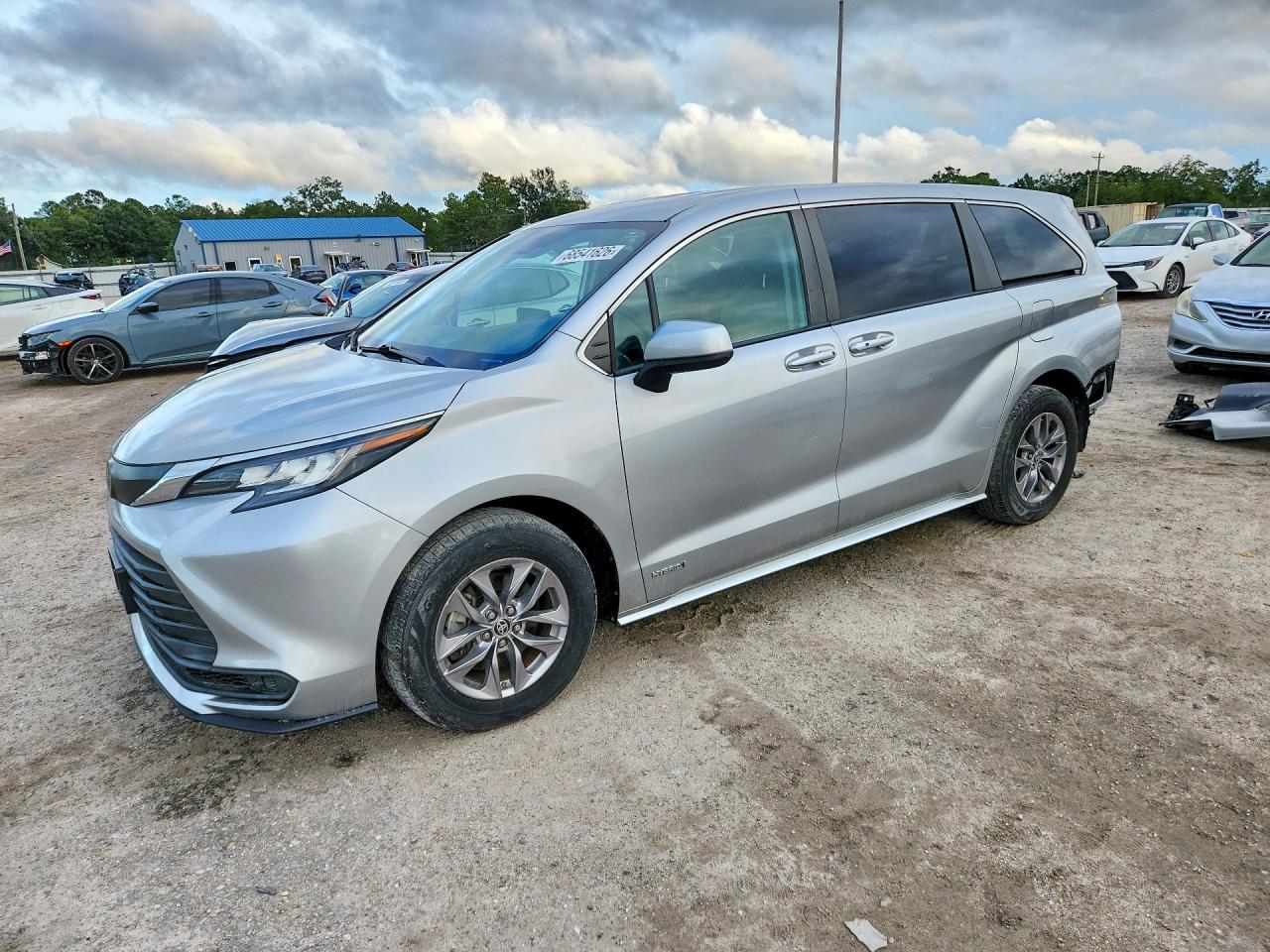2021 TOYOTA SIENNA — Front 3/4