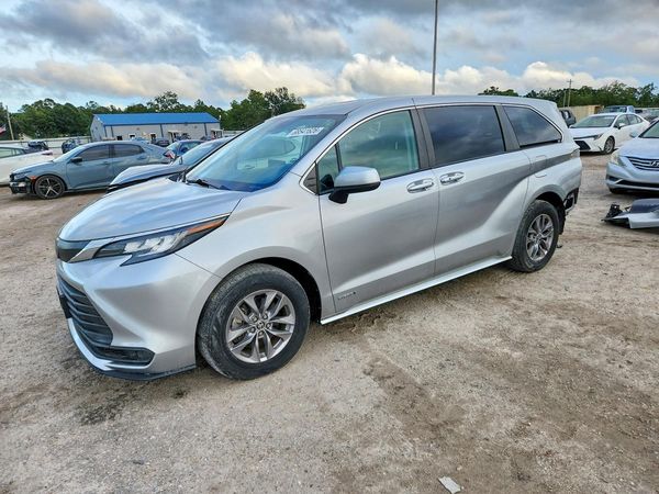 2021 TOYOTA SIENNA — Front 3/4