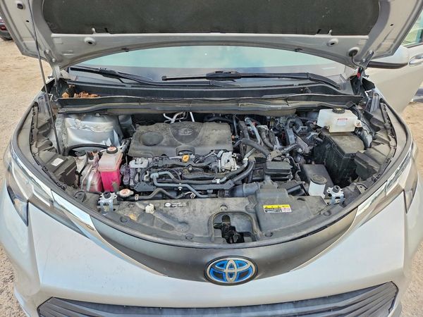 2021 TOYOTA SIENNA — Engine bay