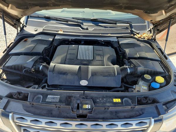 2015 LAND ROVER LR4 HSE — Engine bay