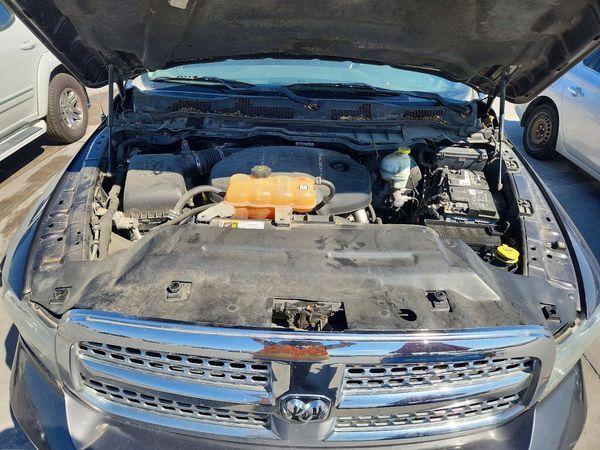 2015 RAM 1500 Laramie — Engine bay