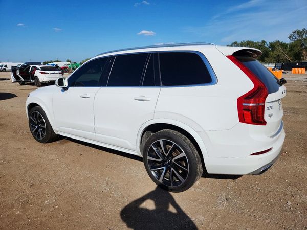 2020 VOLVO XC90 Momentum