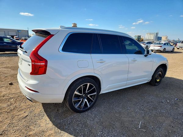 2020 VOLVO XC90 Momentum