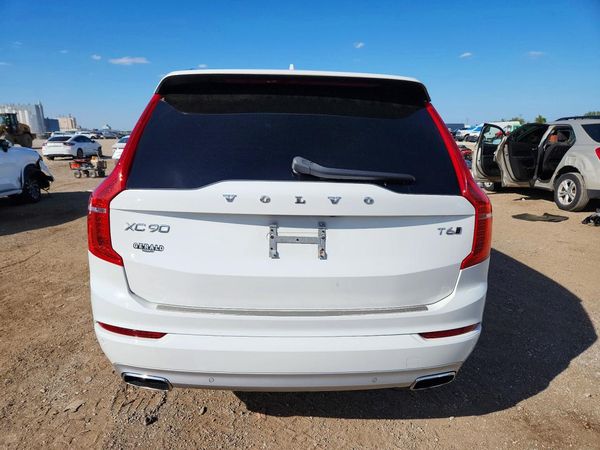 2020 VOLVO XC90 Momentum