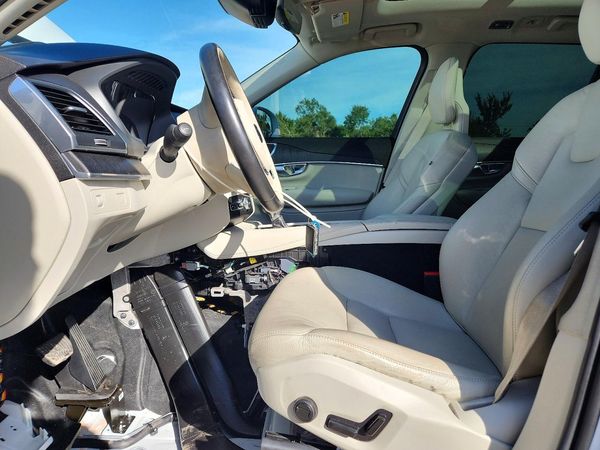 2020 VOLVO XC90 Momentum