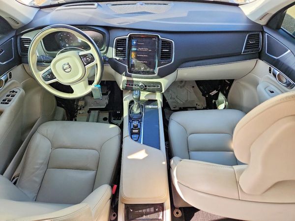2020 VOLVO XC90 Momentum