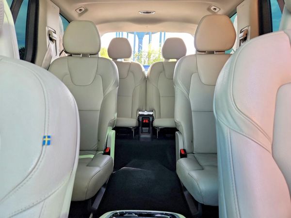 2020 VOLVO XC90 Momentum