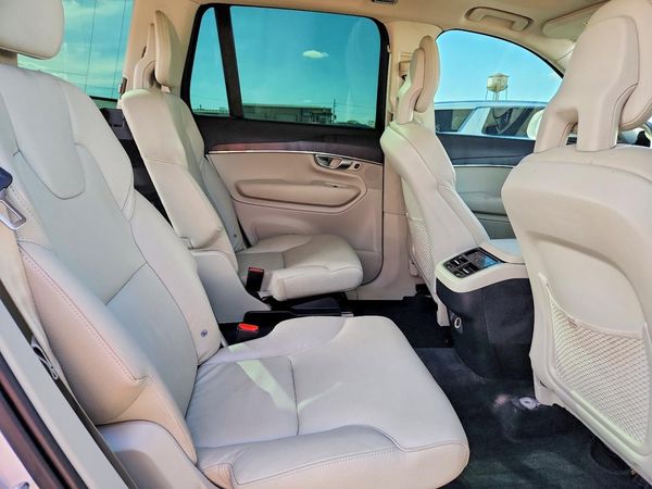 2020 VOLVO XC90 Momentum