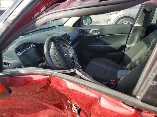 2025 HYUNDAI VENUE SEL, Limited — DENT