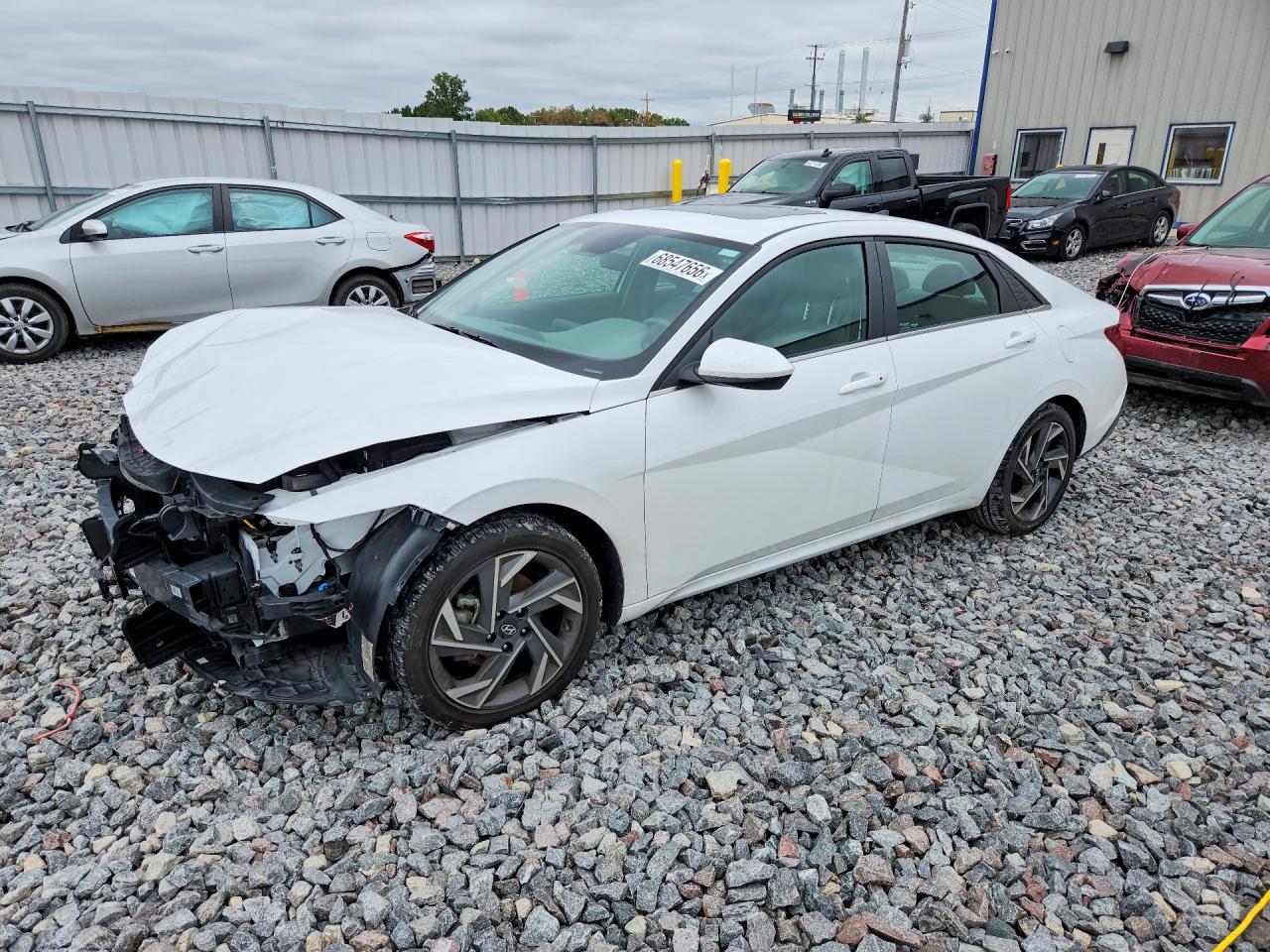2025 HYUNDAI ELANTRA SEL Convenience — Front 3/4
