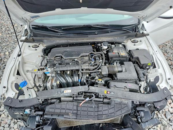 2025 HYUNDAI ELANTRA SEL Convenience — Engine bay