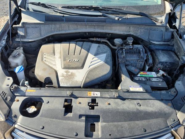 2019 HYUNDAI SANTA FE SE Base — Engine bay