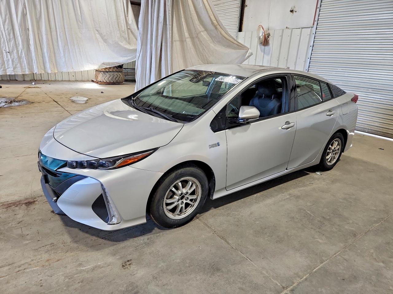 2018 TOYOTA PRIUS Plus/Premium/Advanced — Front 3/4