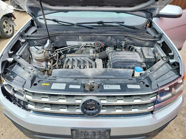 2018 VOLKSWAGEN ATLAS 4Motion SEL — Engine bay