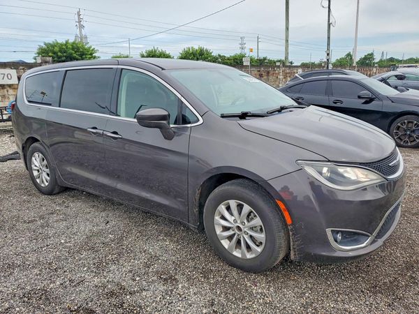 2019 CHRYSLER PACIFICA Touring Plus — Passenger 3/4