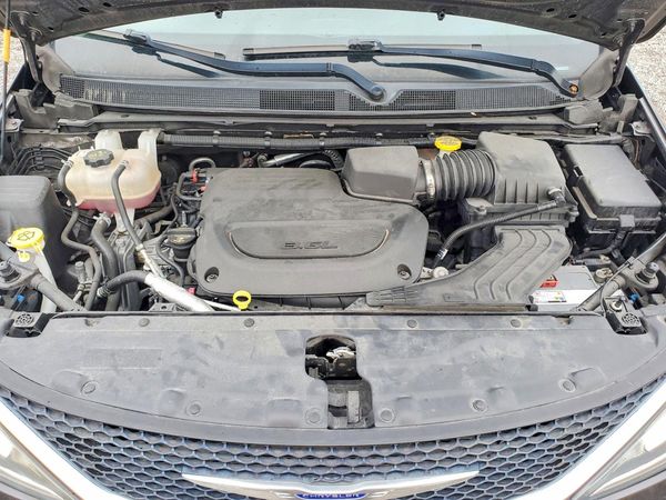 2019 CHRYSLER PACIFICA Touring Plus — Engine bay