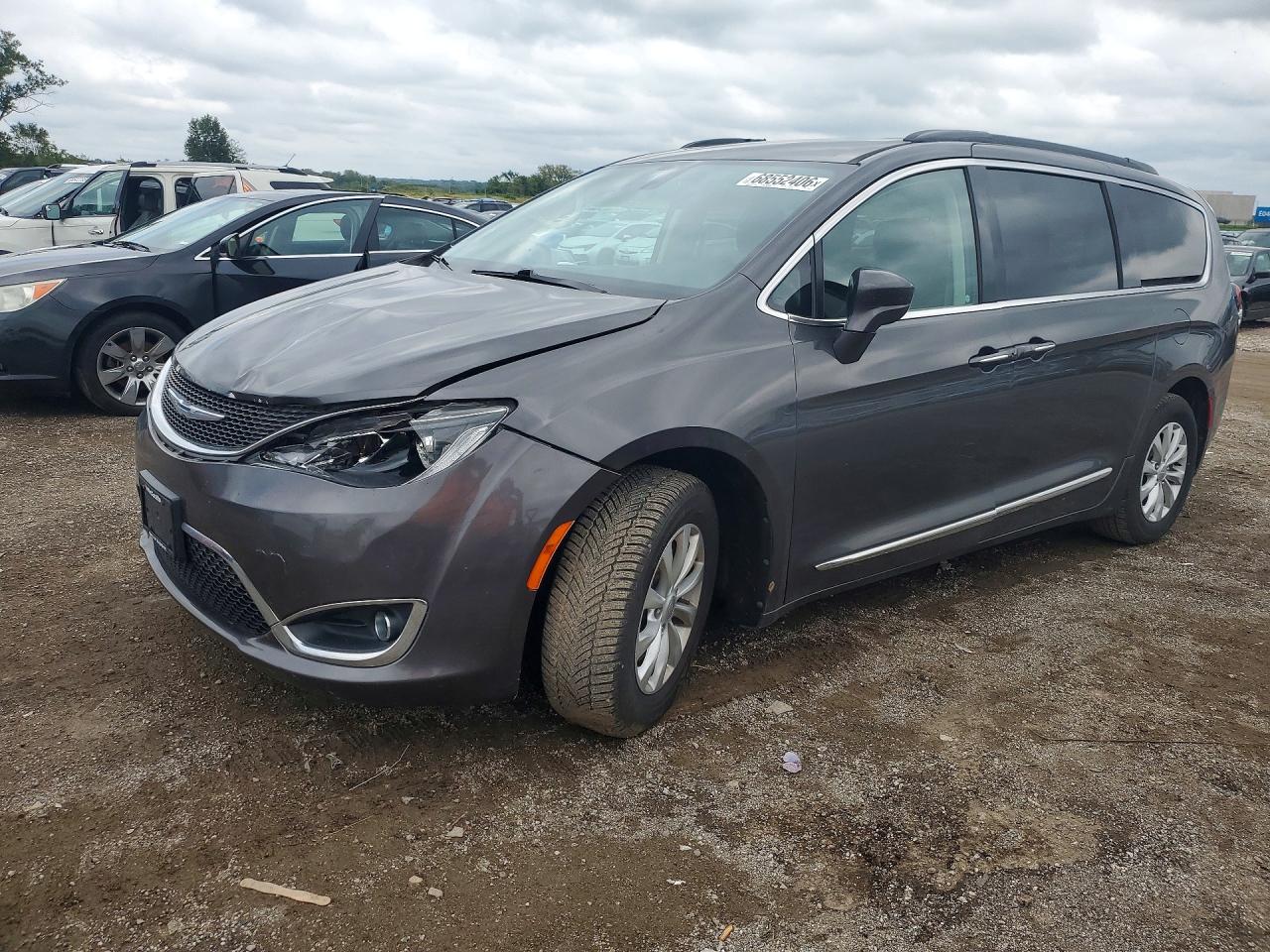 2017 CHRYSLER PACIFICA — Front 3/4