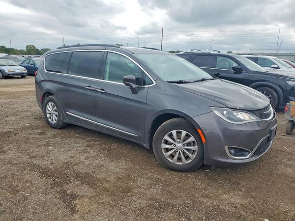 2017 CHRYSLER PACIFICA — Passenger 3/4