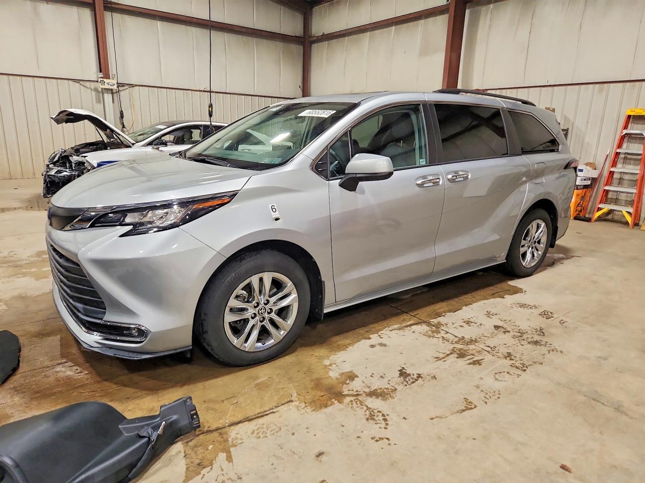 2023 TOYOTA SIENNA XLE