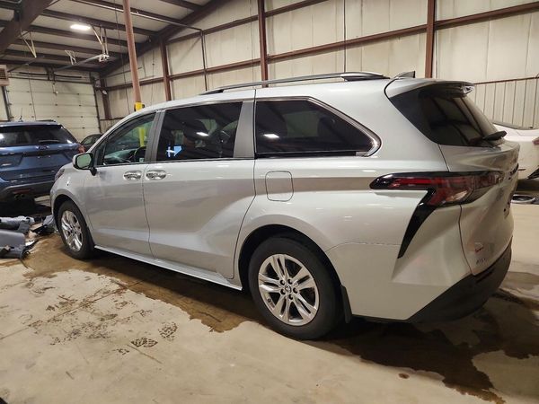 2023 TOYOTA SIENNA XLE