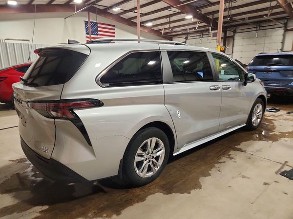 2023 TOYOTA SIENNA XLE