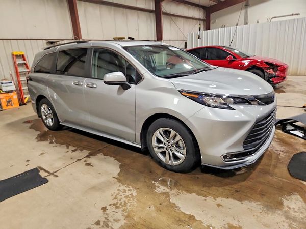2023 TOYOTA SIENNA XLE