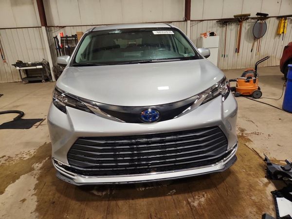 2023 TOYOTA SIENNA XLE