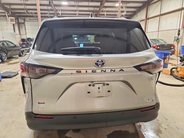 2023 TOYOTA SIENNA XLE