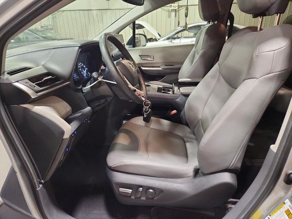 2023 TOYOTA SIENNA XLE