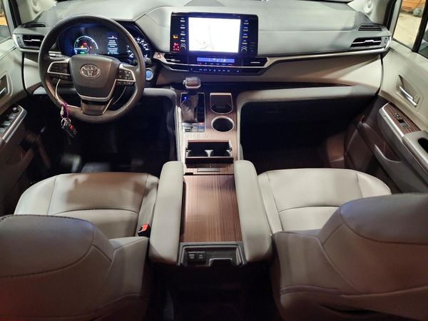 2023 TOYOTA SIENNA XLE