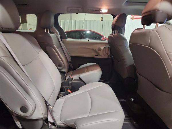 2023 TOYOTA SIENNA XLE