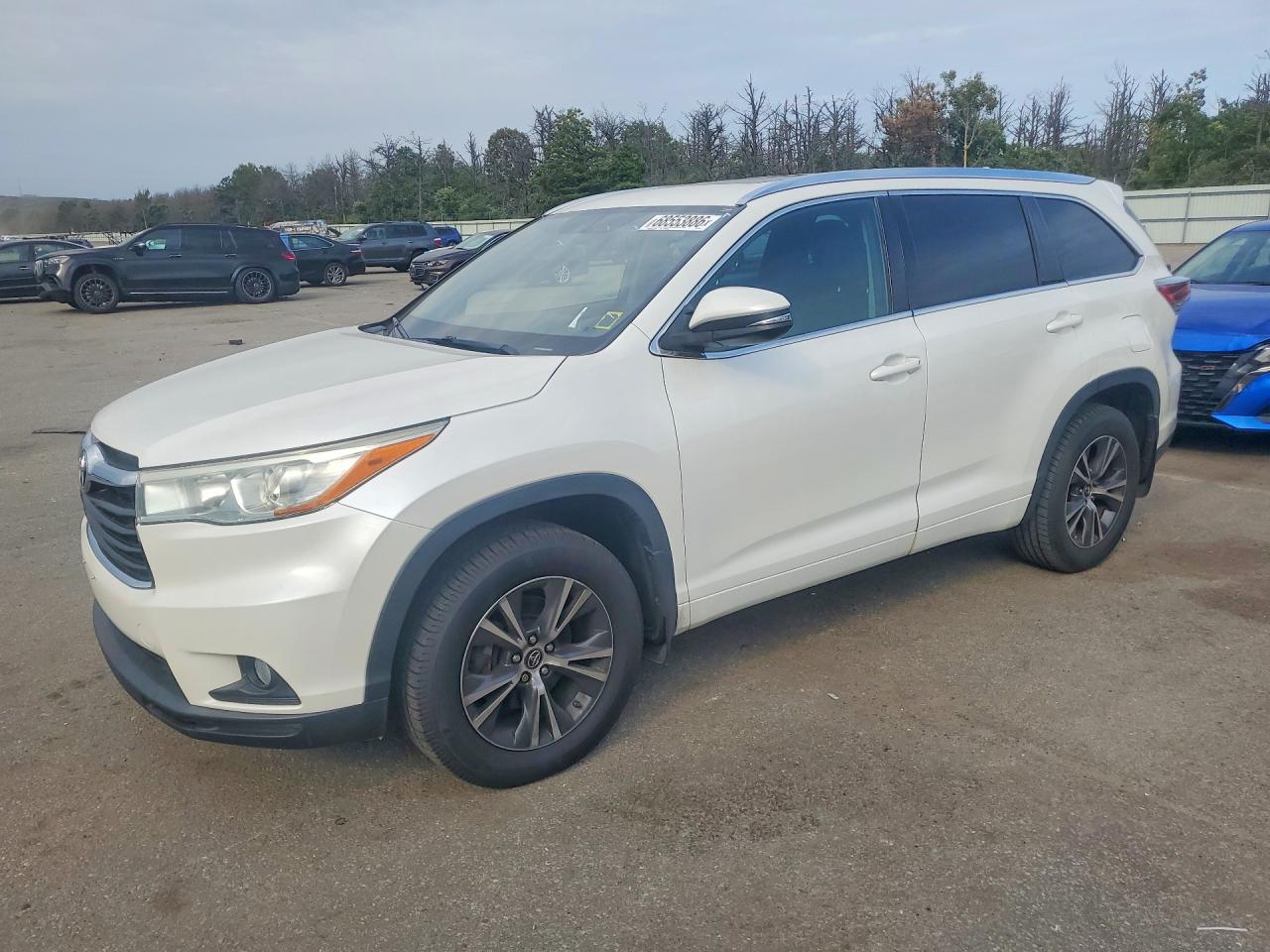 2016 TOYOTA HIGHLANDER — Front 3/4