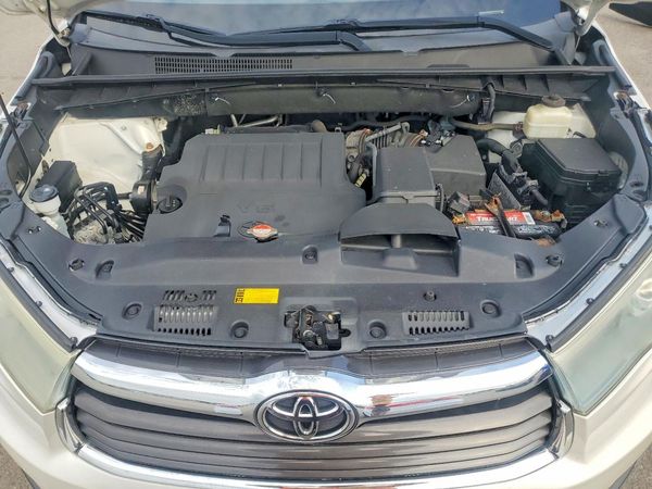 2016 TOYOTA HIGHLANDER — Engine bay