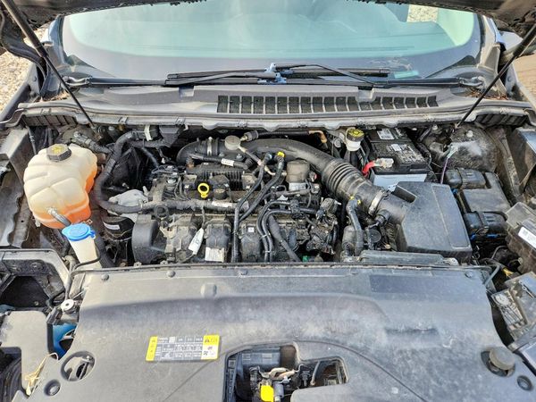 2019 FORD EDGE Titanium — Engine bay