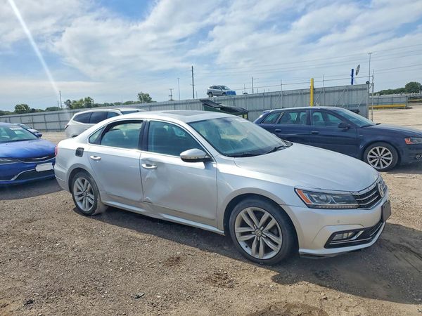 2017 VOLKSWAGEN PASSAT SE — Passenger 3/4