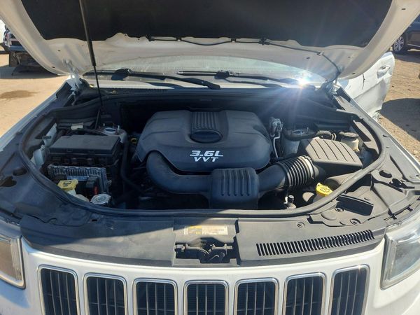2014 JEEP CHEROKEE Laredo — Engine bay