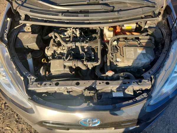 2016 TOYOTA PRIUS — Engine bay