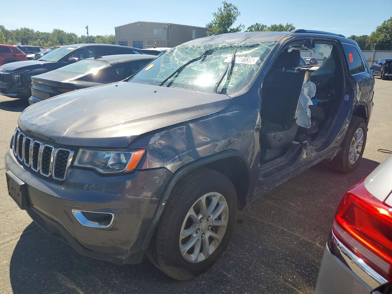2021 JEEP CHEROKEE Laredo — Front 3/4