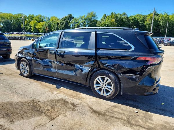 2022 TOYOTA SIENNA XSE