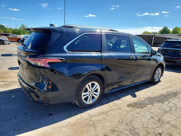 2022 TOYOTA SIENNA XSE