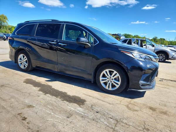 2022 TOYOTA SIENNA XSE