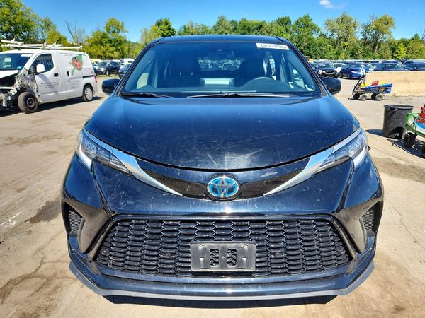 2022 TOYOTA SIENNA XSE