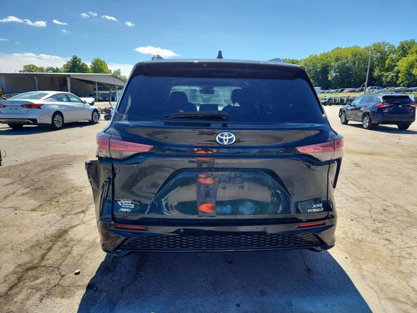 2022 TOYOTA SIENNA XSE