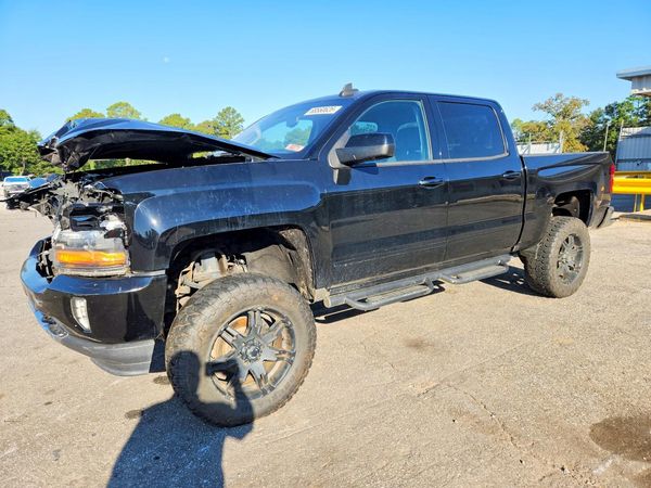 2017 CHEVROLET SILVERADO LT — Front 3/4
