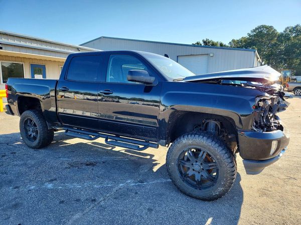 2017 CHEVROLET SILVERADO LT — Passenger 3/4