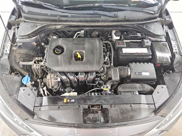 2019 HYUNDAI ELANTRA SE — Engine bay