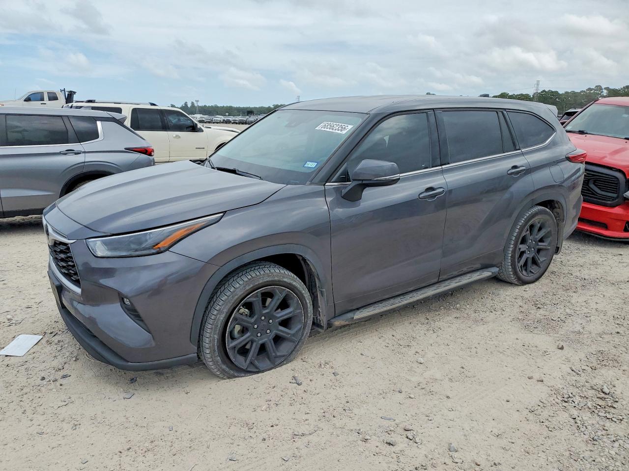 2022 TOYOTA HIGHLANDER — Front 3/4