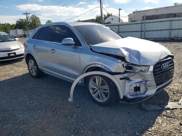 2016 AUDI Q3 quattro Premium Plus — Passenger 3/4